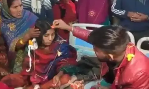 न लग्न- न मुहूर्त…अस्पताल में प्रेमिका की मांग में भरा सिंदूर, बेड पर बैठकर एक-दूजे को पहनाई वरमाला न लग्न- न मुहूर्त…अस्पताल में प्रेमिका की मांग में भरा सिंदूर, बेड पर बैठकर एक-दूजे को पहनाई वरमाला