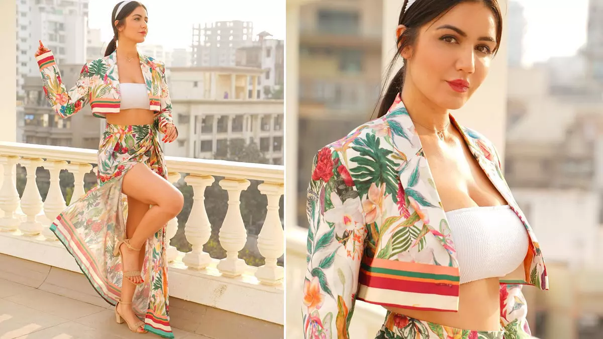Amy Aela ने हॉट फ्लोरल आउटफिट पहन दिए सेक्सी पोज, एक्ट्रेस की दिलकश अदाएं मोह लेंगी आपका दिल Amy Aela ने हॉट फ्लोरल आउटफिट पहन दिए सेक्सी पोज, एक्ट्रेस की दिलकश अदाएं मोह लेंगी आपका दिल