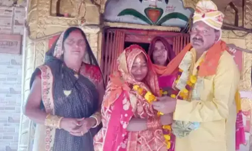 अजब-गजब: बाराबंकी में अनोखी शादी, 65 साल के वृद्ध ने रचाई 24 साल की लड़की से शादी अजब-गजब: बाराबंकी में अनोखी शादी, 65 साल के वृद्ध ने रचाई 24 साल की लड़की से शादी