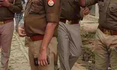 एसपी ऑफिस के बाहर सड़क पर न्याय के लिए मासूम बच्चों के साथ विलाप करती रही युवती