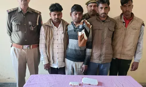 Kasganj News: कासगंज पुलिस को मिली बडी सफलता, फर्जी एजेन्ट बन फ्रॉड करने वाले 04 शातिर गिरफ्तार Kasganj News: कासगंज पुलिस को मिली बडी सफलता, फर्जी एजेन्ट बन फ्रॉड करने वाले 04 शातिर गिरफ्तार