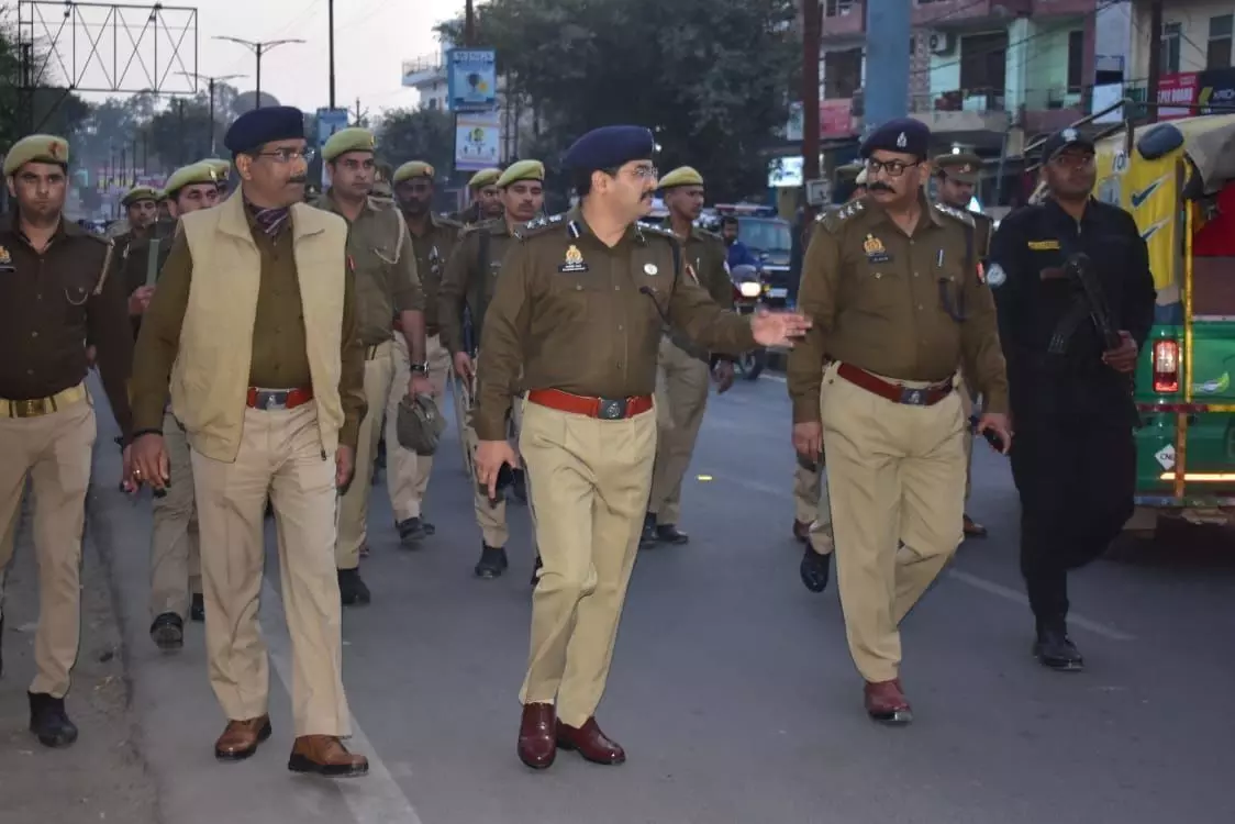 एसएसपी ने पैदल शहर में घूमकर लिया सुरक्षा एवं कानून व्यवस्था का जायज़ा