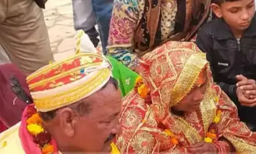 छह बेटियों के पिता ने युवती से की शादी, कामाख्या मंदिर में 55 साल के बुजुर्ग ने हिदू रीति से किया विवाह छह बेटियों के पिता ने युवती से की शादी, कामाख्या मंदिर में 55 साल के बुजुर्ग ने हिदू रीति से किया विवाह