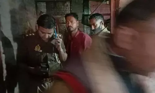 बंद कमरे में प्रेमी युगल को देख भड़क गए रिश्तेदार बंद कमरे में प्रेमी युगल को देख भड़क गए रिश्तेदार