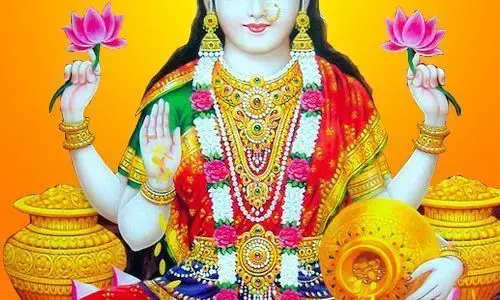 घर में लगाएं मां लक्ष्मी की ऐसी तस्वीर, जमकर होगी धन की वर्षा