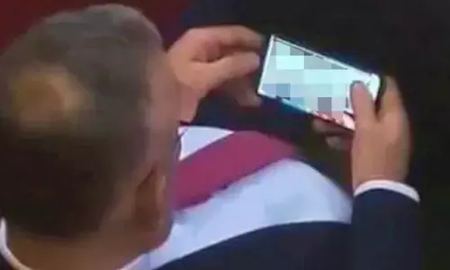 संसद सत्र के दौरान संसद में पोर्न देखते पकड़े गए सांसद, मचा बवाल संसद सत्र के दौरान संसद में पोर्न देखते पकड़े गए सांसद, मचा बवाल