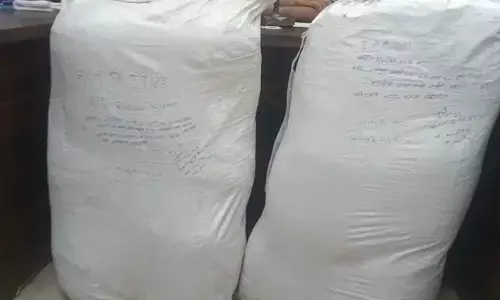 पुलिस ने रुकने का दिया इशारा तो गाड़ी से कूदकर भागे, पुलिस ने गाड़ी में जब देखा तो रह गई हैरान पुलिस ने रुकने का दिया इशारा तो गाड़ी से कूदकर भागे, पुलिस ने गाड़ी में जब देखा तो रह गई हैरान
