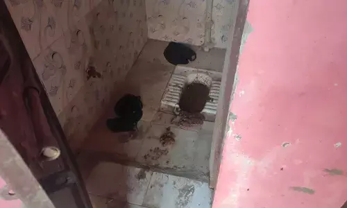 मल - मूत्र से भर पट गया सराय अकिल बस अड्डा पर बना सार्वजनिक शौचालय मल - मूत्र से भर पट गया सराय अकिल बस अड्डा पर बना सार्वजनिक शौचालय