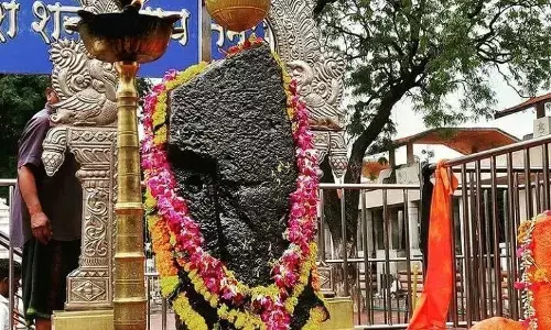 इन मंत्रों का जाप करने से बरसेगी शनिदेव की कृपा