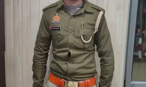 बेंक के पास खड़ा फर्जी सिपाही पकड़ा गया बेंक के पास खड़ा फर्जी सिपाही पकड़ा गया