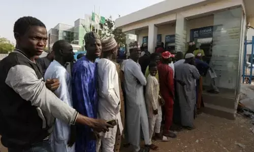 अब इस देश में नोटबंदी ने मचाया हाहाकार, नए नोटों की कमी से बैकों में अफरा-तफरी, ATM के बाहर लगी लंबी कतारें अब इस देश में नोटबंदी ने मचाया हाहाकार, नए नोटों की कमी से बैकों में अफरा-तफरी, ATM के बाहर लगी लंबी कतारें