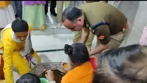 महाशिवरात्रि के मद्देनजर पुलिस कमिश्नर अजय मिश्रा पहुंचे दूधेश्वर नाथ मंदिर, जल अर्पण कर तैयारी का लिया जायजा