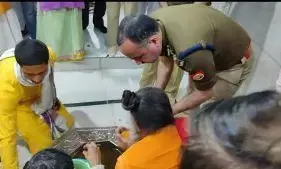 महाशिवरात्रि के मद्देनजर पुलिस कमिश्नर अजय मिश्रा पहुंचे दूधेश्वर नाथ मंदिर, जल अर्पण कर तैयारी का लिया जायजा