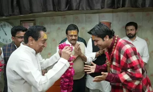 बागेश्वर धाम में मत्था टेकने पहुंचे कमलनाथ, धीरेंद्र शास्त्री के हिंदू राष्ट्र डिमांड पर दिया बड़ा बयान! बागेश्वर धाम में मत्था टेकने पहुंचे कमलनाथ, धीरेंद्र शास्त्री के हिंदू राष्ट्र डिमांड पर दिया बड़ा बयान!
