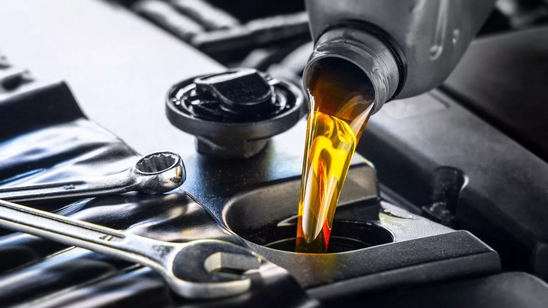 सर्विसिंग करवाते समय कैसे करे सही इंजन ऑयल का चुनाव? किस तरह के Oil पहुंचाते हैं गाड़ी को नुकसान