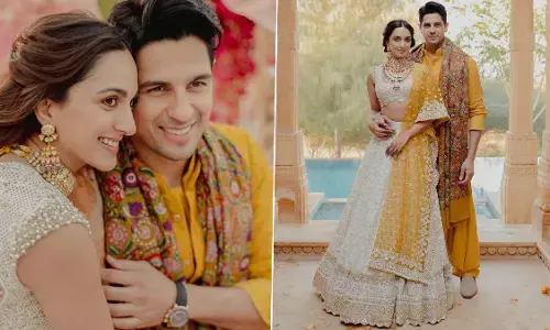 Kiara Advani Pics: पति सिद्धार्थ के साथ प्यार के रंग में डूबीं कियारा, नवविवाहित जोड़े की खूबसूरत तस्वीरें देख यूजर्स हार बैठे अपना दिल Kiara Advani Pics: पति सिद्धार्थ के साथ प्यार के रंग में डूबीं कियारा, नवविवाहित जोड़े की खूबसूरत तस्वीरें देख यूजर्स हार बैठे अपना दिल