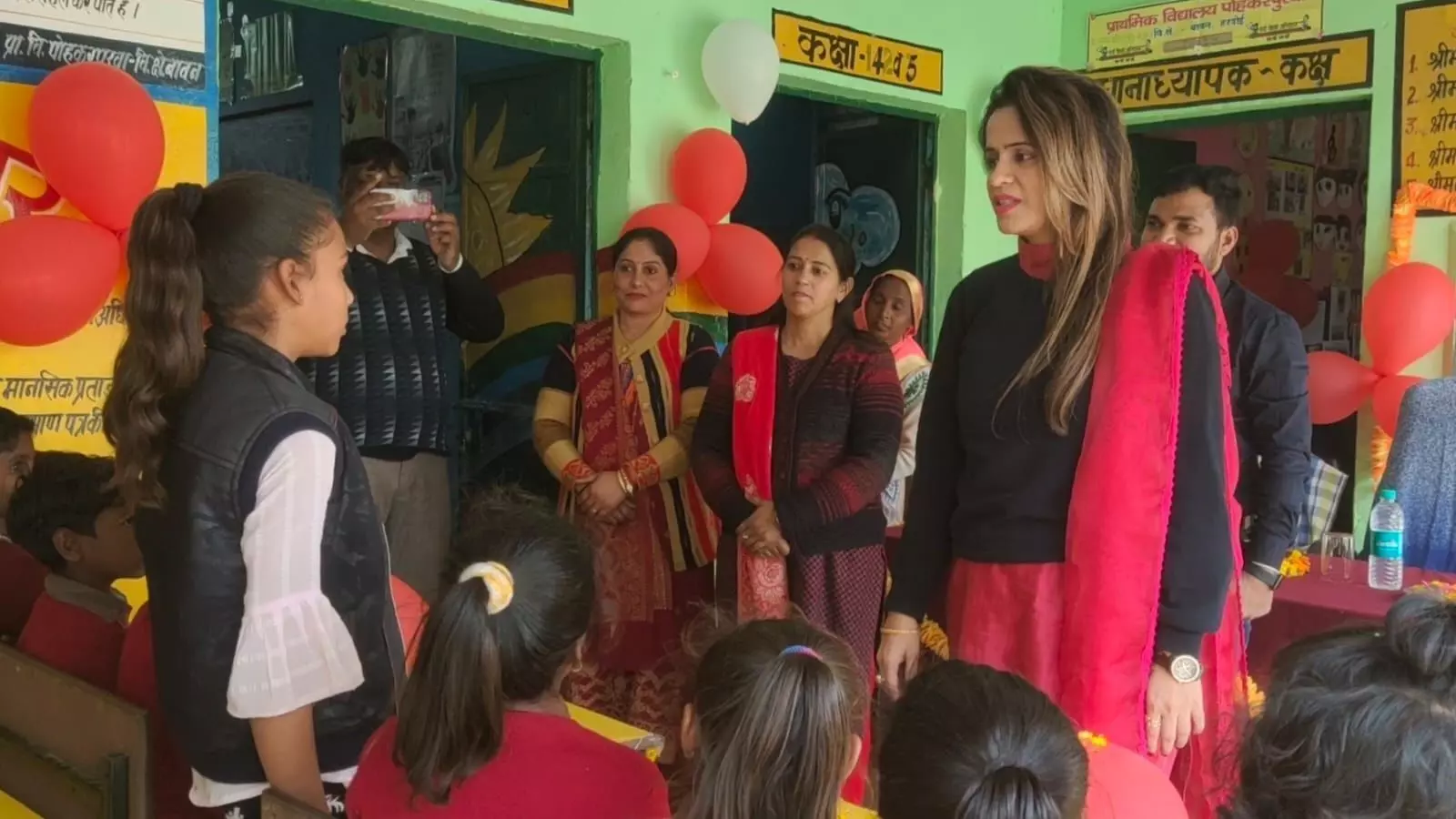 हरदोई में एसडीएम ने जब खुलकर की बच्चों से बात, तो बच्चे बोले हरदोई में एसडीएम ने जब खुलकर की बच्चों से बात, तो बच्चे बोले