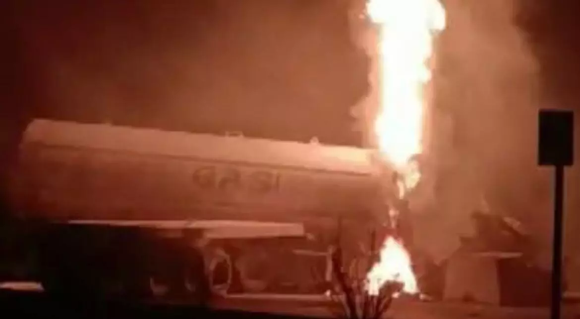 राजस्थान में बड़ा हादसा : अजमेर मे टैंकर और ट्रक की टक्‍कर में 4 लोगों की जिंदा जलने से मौत