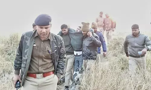 बच्चों की नमाज पढ़ाने के विरोध करने पर युवती को मार डाला, फिर हुआ पुलिस से आमना सामना तो बच्चों की नमाज पढ़ाने के विरोध करने पर युवती को मार डाला, फिर हुआ पुलिस से आमना सामना तो