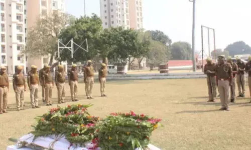 आवास के बाहर बेसुध पड़ा था मुख्य आरक्षी, डॉक्टर ने किया मृत घोषित आवास के बाहर बेसुध पड़ा था मुख्य आरक्षी, डॉक्टर ने किया मृत घोषित