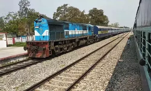 ट्रेन से कटकर युवक की दर्दनाक मौत, अंदर की तस्वीर हिम्मत वाले लोग ही देखें ट्रेन से कटकर युवक की दर्दनाक मौत, अंदर की तस्वीर हिम्मत वाले लोग ही देखें