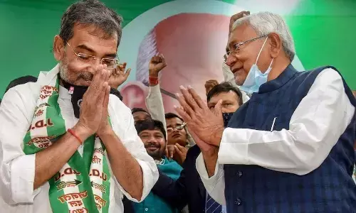 बिहार में बड़ा सियासी उलटफेर? नीतीश कुमार से अलग हुए उपेंद्र कुशवाहा, बनाई नई पार्टी, किया ये बड़ा एलान बिहार में बड़ा सियासी उलटफेर? नीतीश कुमार से अलग हुए उपेंद्र कुशवाहा, बनाई नई पार्टी, किया ये बड़ा एलान