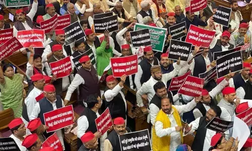 विधायक और मिडिया के साथ हुई बदसलूकी को लेकर शिवपाल यादव धरने पर बैठे विधायक और मिडिया के साथ हुई बदसलूकी को लेकर शिवपाल यादव धरने पर बैठे