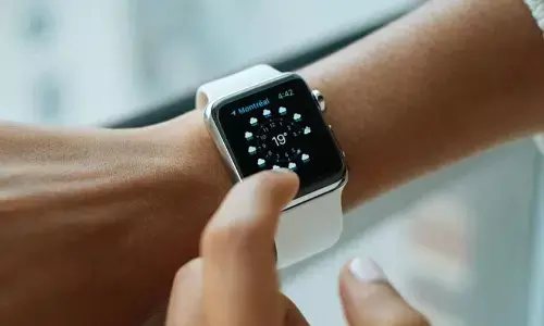 Apple वॉच ने फिर बचाई एक शख्स की जान, गंभीर हालत के बारे में किया अलर्ट Apple वॉच ने फिर बचाई एक शख्स की जान, गंभीर हालत के बारे में किया अलर्ट