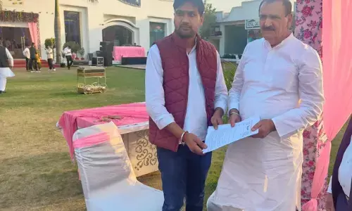 डिबेट से जुड़ी जनता भी करना चाहती है अनुदेशक की मदद, अमरोहा में विधायक समरपाल सिंह को दिया सदन में उठाने के लिए अनुदेशकों का मांग पत्र