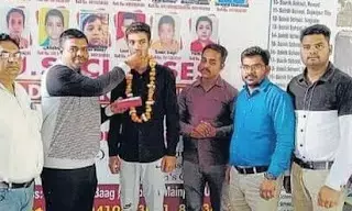 यूपी शिक्षामित्र का बेटा बना फ्लाइंग ऑफिसर, परिवार ही नहीं शिक्षामित्रों में भी छाई खुशी की लहर