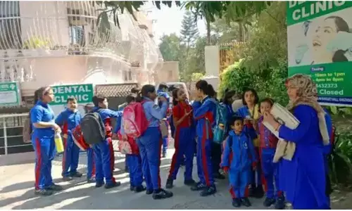 Ghaziabad news: गाजियाबाद में निजी स्कूल के बस में बड़ा हादसा होते हुए बचा, क्या परिवहन विभाग ने फिर मूँद ली आँखें Ghaziabad news: गाजियाबाद में निजी स्कूल के बस में बड़ा हादसा होते हुए बचा, क्या परिवहन विभाग ने फिर मूँद ली आँखें
