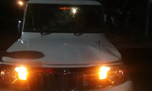 MP में बड़ा हादसा : चलती जीप को छोड़कर बारात में नाचने लगा ड्राइवर, हादसे में दो की मौत के घायल MP में बड़ा हादसा : चलती जीप को छोड़कर बारात में नाचने लगा ड्राइवर, हादसे में दो की मौत के घायल