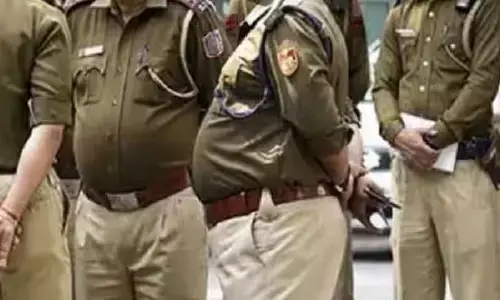 कानपुर में पुलिस का बड़ा कारनामा : पुलिसवालों ने व्यापारी को लूटा, दो दरोगा और एक कांस्टेबल गिरफ्तार कानपुर में पुलिस का बड़ा कारनामा : पुलिसवालों ने व्यापारी को लूटा, दो दरोगा और एक कांस्टेबल गिरफ्तार