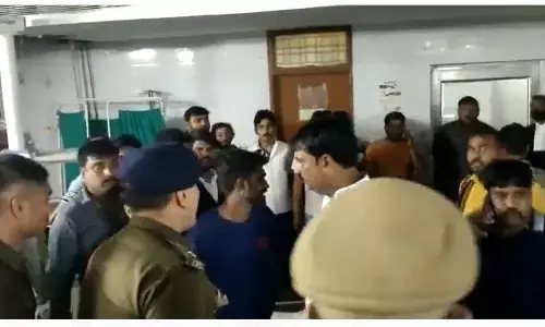 राजू पाल हत्याकांड के गवाह उमेश पाल को घर में घुस कर अज्ञात बदमाशों ने मारी गोली, उमेश पाल और एक गनर की मौत एक गनर गंभीर घायल - सूत्र राजू पाल हत्याकांड के गवाह उमेश पाल को घर में घुस कर अज्ञात बदमाशों ने मारी गोली, उमेश पाल और एक गनर की मौत एक गनर गंभीर घायल - सूत्र