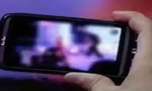 महिला ने मासूम के साथ पॉर्न वीडियो बनाकर किया सोशल मीडिया पर अपलोड और फिर हुआ वायरल महिला ने मासूम के साथ पॉर्न वीडियो बनाकर किया सोशल मीडिया पर अपलोड और फिर हुआ वायरल