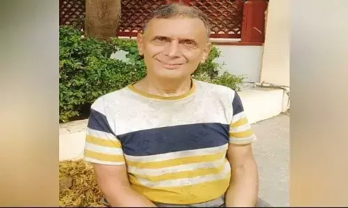 प्राथमिक विद्यालय में फर्राटेदार अंग्रेजी बोलने वाले शख्स को देख लोग अचंभित रह गए, फिर जो सच निकला तो हैरान करने वाला था