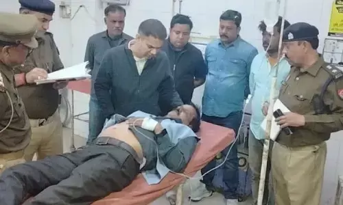 जौनपुर में बाइक सवार नकाबपोश बदमाशों ने कार्यालय में घुसकर न्यूज़ चैनल के पत्रकार को मारी गोली जौनपुर में बाइक सवार नकाबपोश बदमाशों ने कार्यालय में घुसकर न्यूज़ चैनल के पत्रकार को मारी गोली
