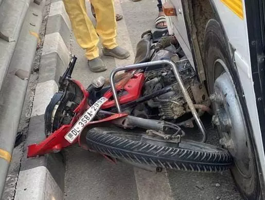 गाजियाबाद में बाइक पर चढ़ गई बस, बाइक सवार की मौत