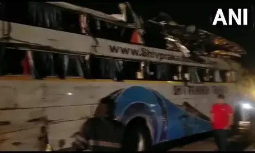 यमुना एक्सप्रेसवे पर हादसा, तीन यात्रियों की मौत 40 घायल, रेलिंग से टकराकर डबल डेकर बस पलटी यमुना एक्सप्रेसवे पर हादसा, तीन यात्रियों की मौत 40 घायल, रेलिंग से टकराकर डबल डेकर बस पलटी