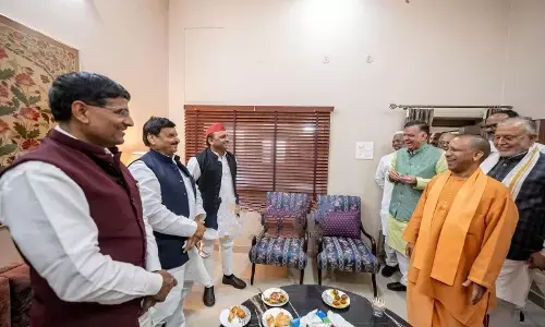विधानसभा में गर्मागर्मी के बाद जब सीएम योगी का पूर्व सीएम अखिलेश से हुआ आमना सामना विधानसभा में गर्मागर्मी के बाद जब सीएम योगी का पूर्व सीएम अखिलेश से हुआ आमना सामना