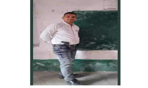 शिक्षामित्र को रिवॉल्वर लगाकर कक्षा में पढ़ाने का फ़ोटो हुआ वायरल, खंड शिक्षा अधिकारी ने थमाया नोटिस शिक्षामित्र को रिवॉल्वर लगाकर कक्षा में पढ़ाने का फ़ोटो हुआ वायरल, खंड शिक्षा अधिकारी ने थमाया नोटिस
