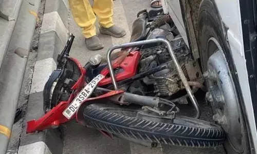 गाजियाबाद में बाइक पर चढ़ गई बस, बाइक सवार की मौत