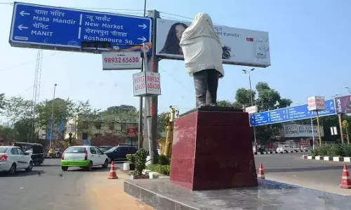 आखिर कब तक ढंकी रहेगी अर्जुन सिंह की प्रतिमा ? आखिर कब तक ढंकी रहेगी अर्जुन सिंह की प्रतिमा ?