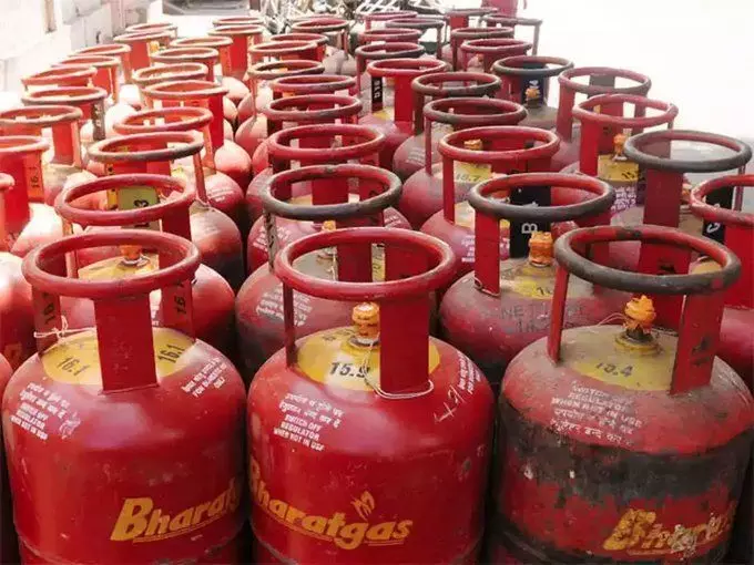#LPGPriceHike: घरेलू LPG सिलिंडर के दाम 50 रुपये तो कॉमर्शियल एलपीजी की कीमत में 350 रुपये बढ़ाए #LPGPriceHike: घरेलू LPG सिलिंडर के दाम 50 रुपये तो कॉमर्शियल एलपीजी की कीमत में 350 रुपये बढ़ाए