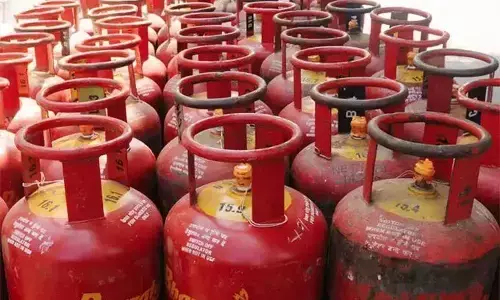 #LPGPriceHike:  घरेलू LPG सिलिंडर के दाम 50 रुपये तो कॉमर्शियल एलपीजी की कीमत में 350 रुपये बढ़ाए #LPGPriceHike:  घरेलू LPG सिलिंडर के दाम 50 रुपये तो कॉमर्शियल एलपीजी की कीमत में 350 रुपये बढ़ाए