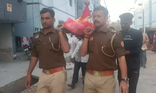 चौकी इंचार्ज और हमराहियों ने किया महिला का अंतिम संस्कार, यूपी पुलिस की हो रही वाहवाही चौकी इंचार्ज और हमराहियों ने किया महिला का अंतिम संस्कार, यूपी पुलिस की हो रही वाहवाही