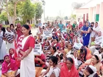 प्रयागराज के फूलपुर में आशा बहुओं ने किया विरोध प्रदर्शन, सरकारी कर्मचारी बनाए जाने की मांग की