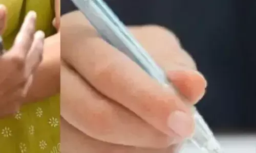 परीक्षा में नकल करते पकड़ी गई छात्रा, कॉपी जमा करवाकर उसे परीक्षा से किया गया वंचित