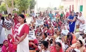 प्रयागराज के फूलपुर में आशा बहुओं ने किया विरोध प्रदर्शन, सरकारी कर्मचारी बनाए जाने की मांग की प्रयागराज के फूलपुर में आशा बहुओं ने किया विरोध प्रदर्शन, सरकारी कर्मचारी बनाए जाने की मांग की