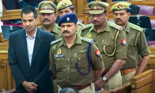 UP Assembly : विधानसभा में लगी अदालत, 6 पुलिकर्मियों को सुनाई गई ये सजा, 18 साल पहले का है मामला UP Assembly : विधानसभा में लगी अदालत, 6 पुलिकर्मियों को सुनाई गई ये सजा, 18 साल पहले का है मामला